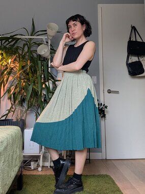 CHARLIE & ROBIN blue and green pleated sweater skirt, size 6